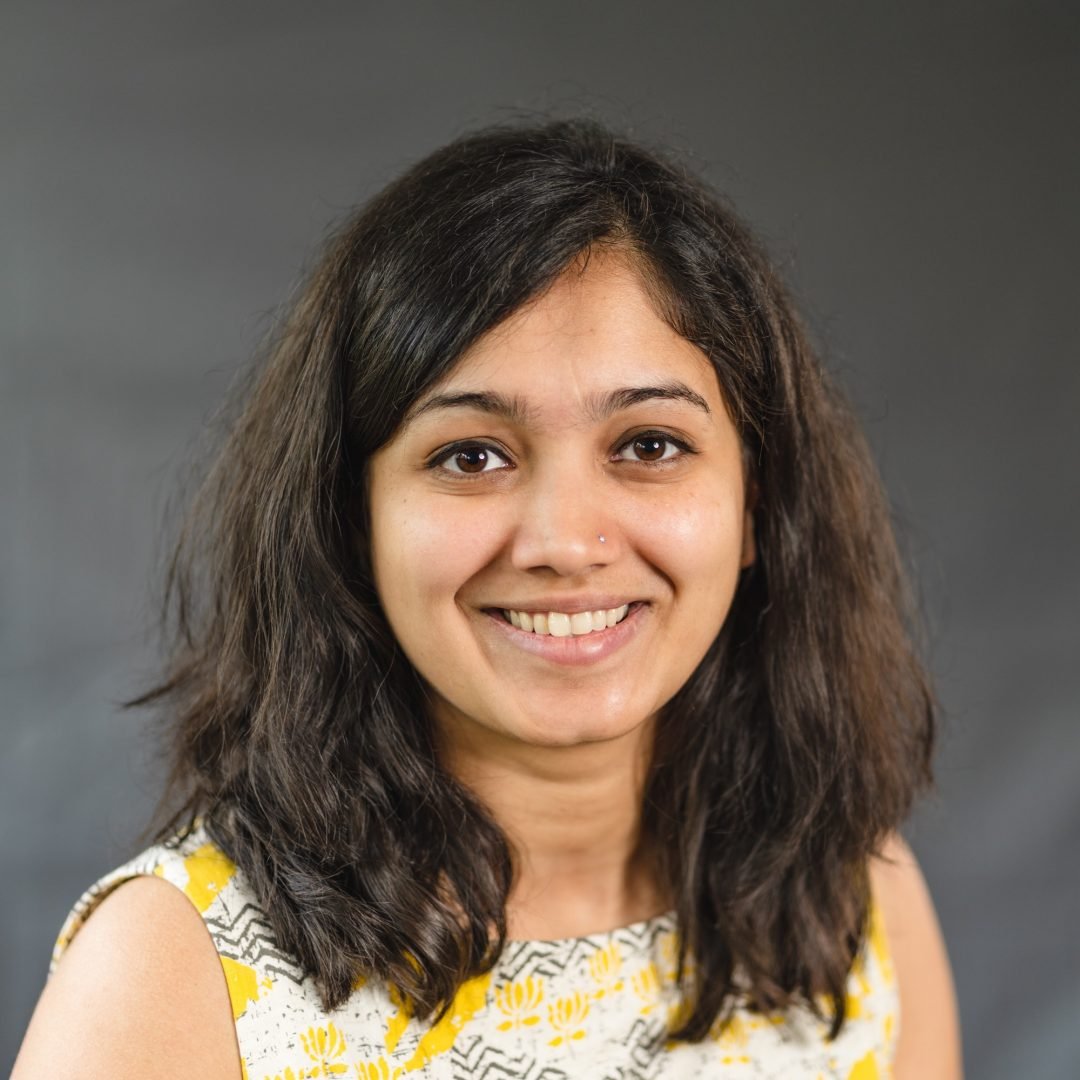 Mujer de mediana edad sonriente fodo gris